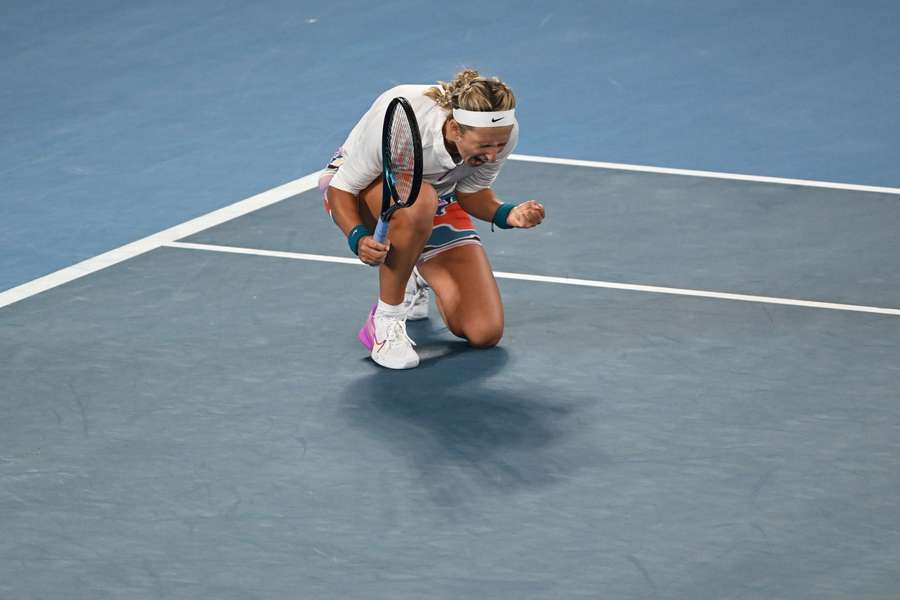 Azarenka battles into Australian Open quarters with 2.17am finish