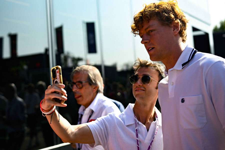Jannik Sinner scatta una foto con un fan Jannik Sinner scatta una foto con un fan