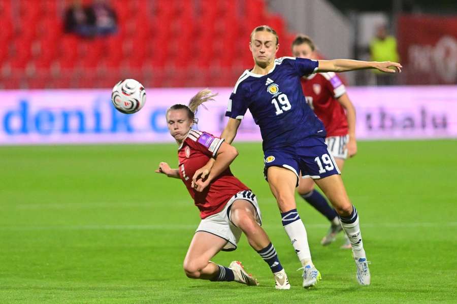 Češka Lucie Bendová v souboji s Lauren Davidsonovou ze Skotska. Češka Lucie Bendová v souboji s Lauren Davidsonovou ze Skotska.