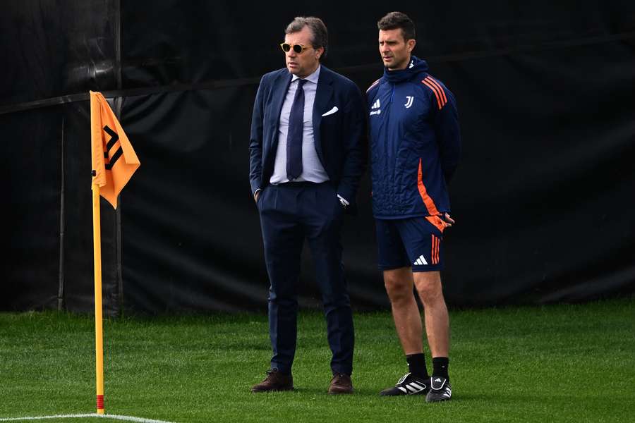 Motta y Giuntoli en un entrenamiento de la Juve