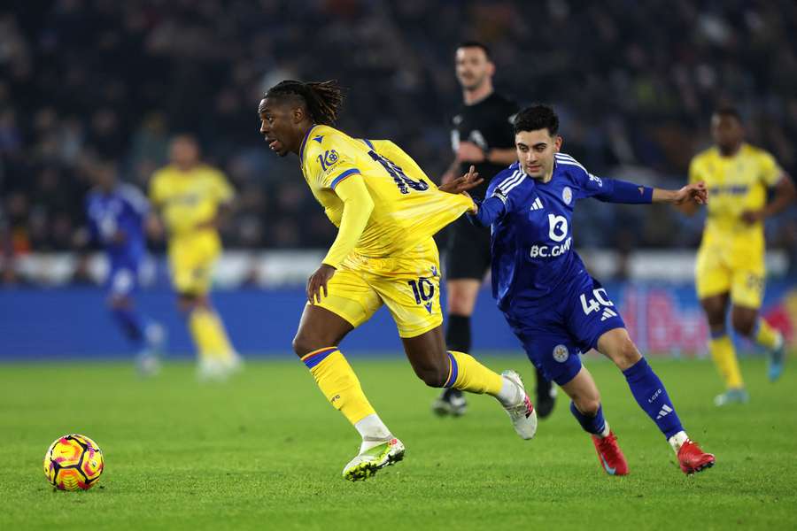 Facundo Buonanotte, ante Eberechi Eze, en el duelo entre el Leicester y el Crystal Palace