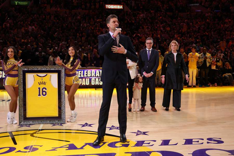 Das Trikot (#16) von Pau Gasol (Mitte) wurde von den Los Angeles Lakers retired. Die Nummer 16 wird nicht mehr vergeben werden.