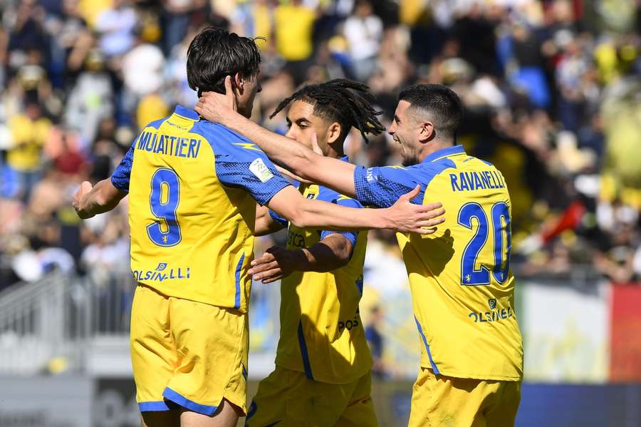 Serie B, in cima il Frosinone allunga sul Genoa, importante trionfo della Spal a Benevento