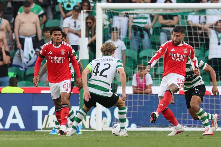 Richard Ríos, o número 20 do Benfica, em ação no dérbi