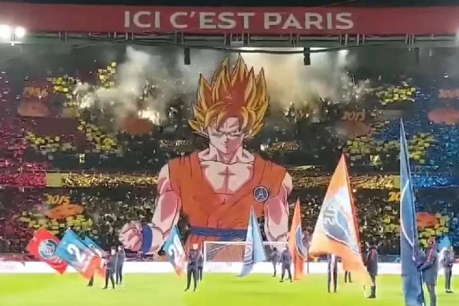 Torcida do PSG sobe o mosaico do Goku
