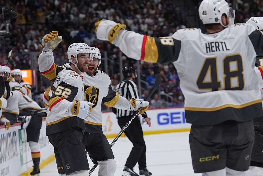 Hertl slaví svou účast na brance Vegas. Hertl slaví svou účast na brance Vegas.