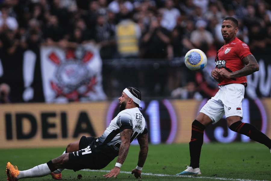 Memphis Depay quase marcou em cruzamento de Carrillo