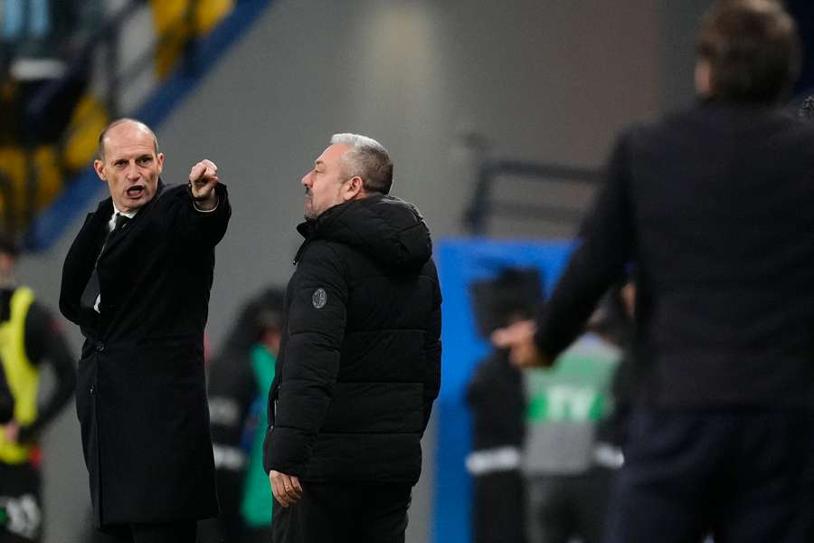 Massimiliano Allegri indică spre banca lui Napoli