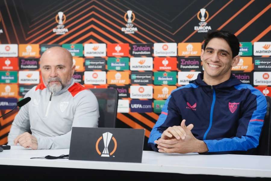 Sampaoli  y Bono en la rueda de prensa del Sevilla