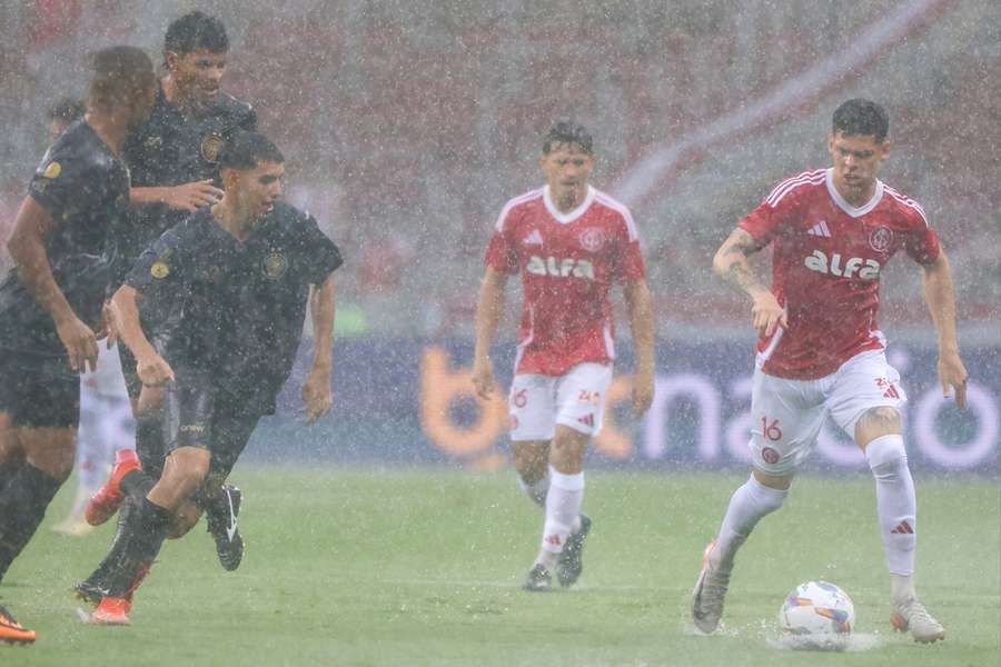 Jogo entre Inter e Monsoon foi interrompido por chuva forte