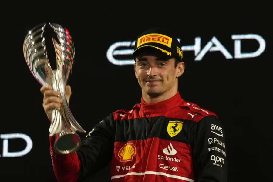 Leclerc pózuje s trofejou za druhé miesto VC Abu Dabí. 