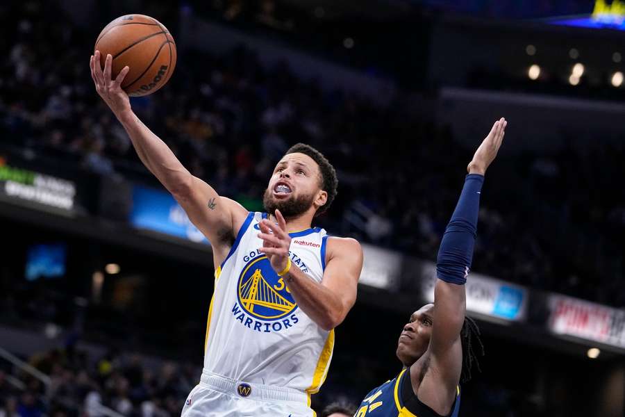 Stephen Curry (v bielom) duel na palubovke Indiany nedohral. 