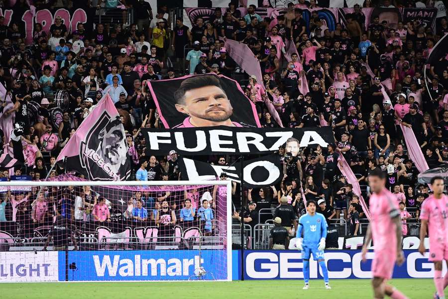 Banner für Messi in den Zuschauerrängen Banner für Messi in den Zuschauerrängen