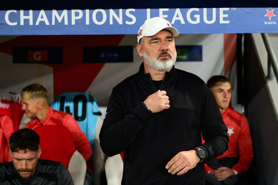 Trenér Slavie Jindřich Trpšiovský. Trenér Slavie Jindřich Trpšiovský.