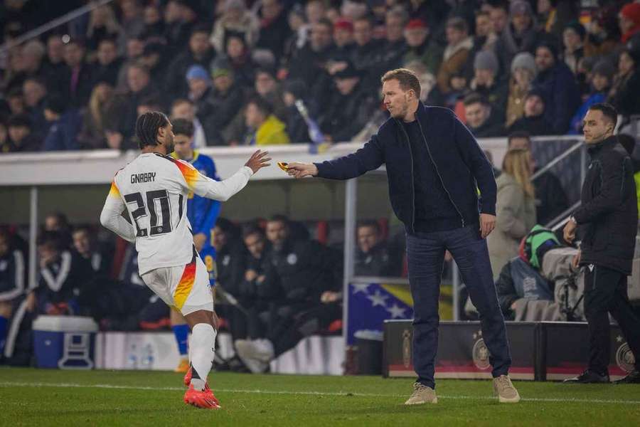 Serge Gnabry (l.) poderá entrar em campo contra a Hungria