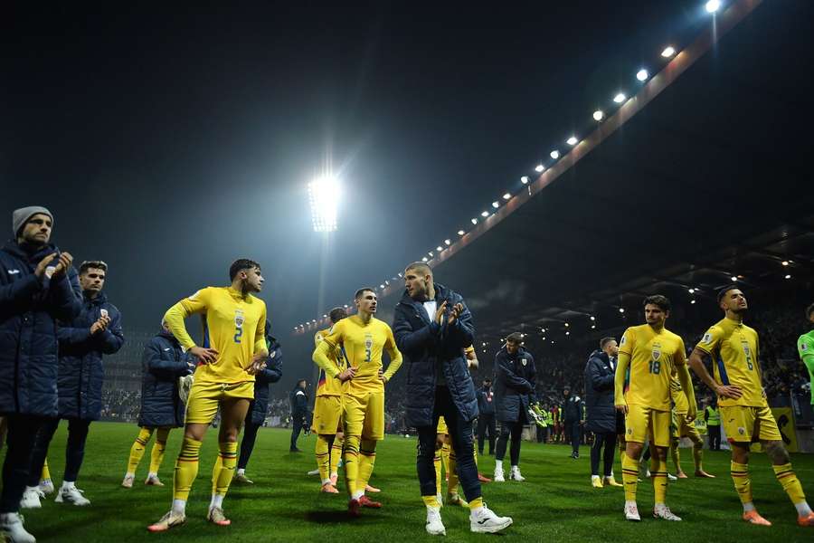 Jucătorii Naționalei salută publicul Jucătorii Naționalei salută publicul