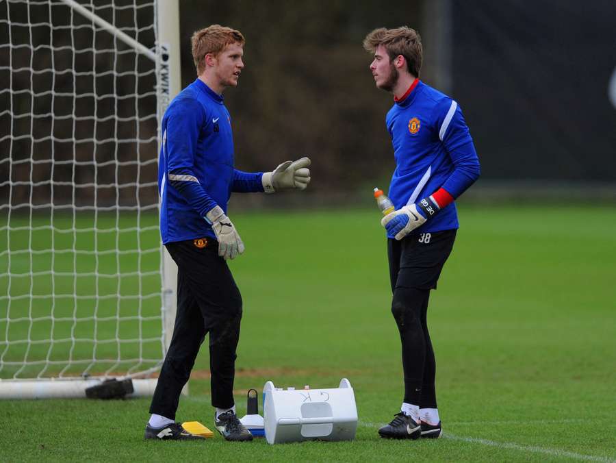 Ben Amos speaks with David De Gea at training
