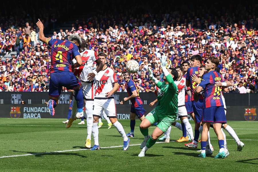 Ronald Araujo strzelający gola Rayo Vallecano