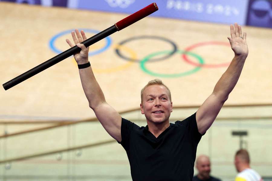 Sir Chris Hoy wykonuje ceremonię Coup de Baton przed finałem sprintu mężczyzn na Igrzyskach Olimpijskich Paryż 2024.