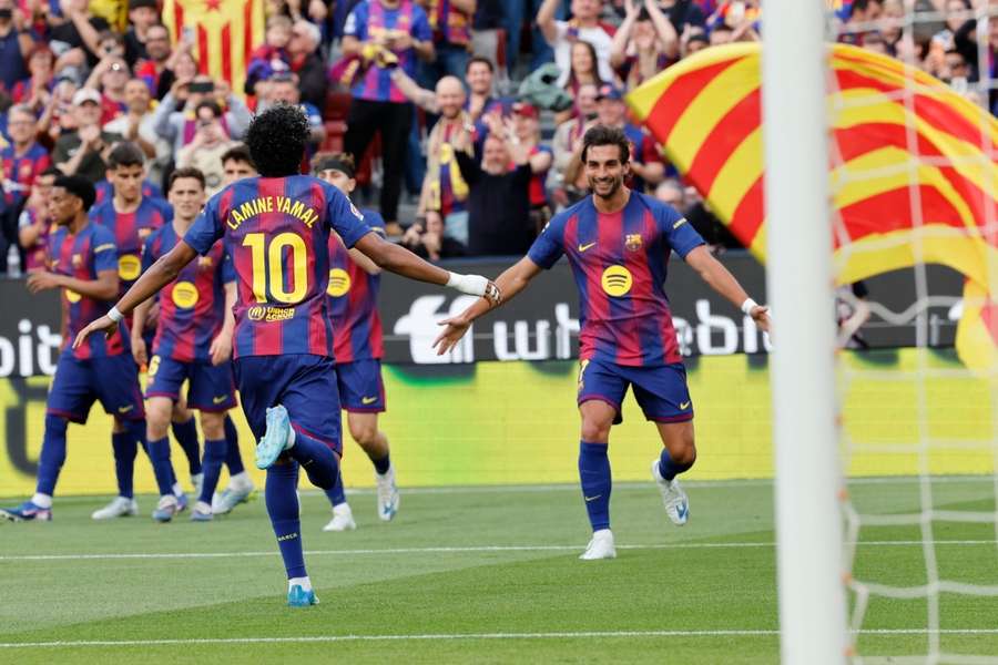 Ferran Torres celebra uno de sus dos goles con Lamine Yamal