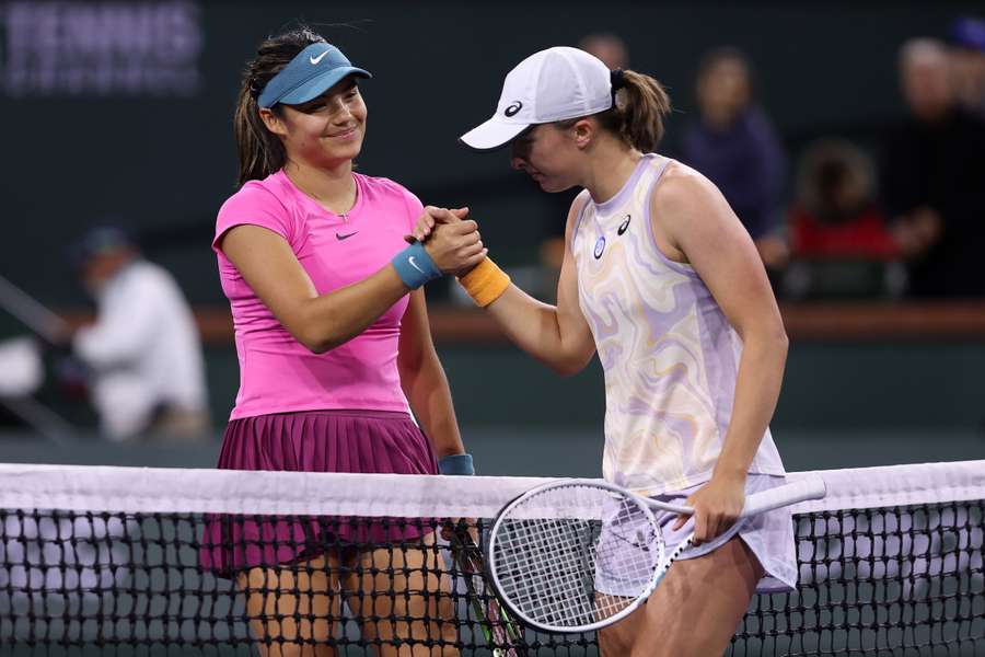 Emma Raducanu (L) of Great Britain congratulates Iga Swiatek of Poland