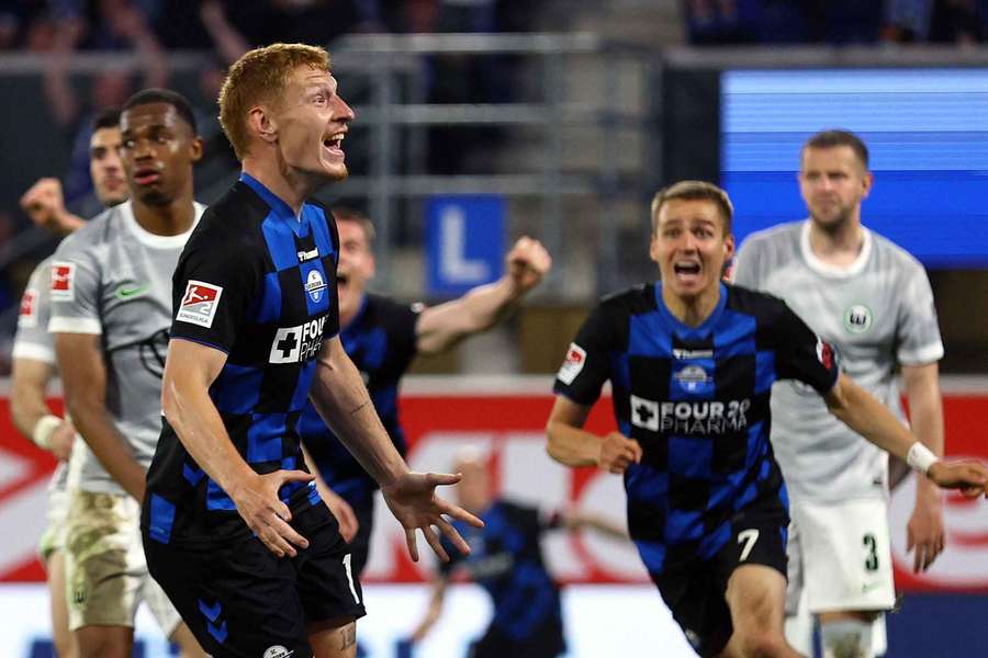 Il Paderborn batte il Wolfsburg e manda il Wolfsburg in 2. Bundesliga. Il Paderborn batte il Wolfsburg e manda il Wolfsburg in 2. Bundesliga.