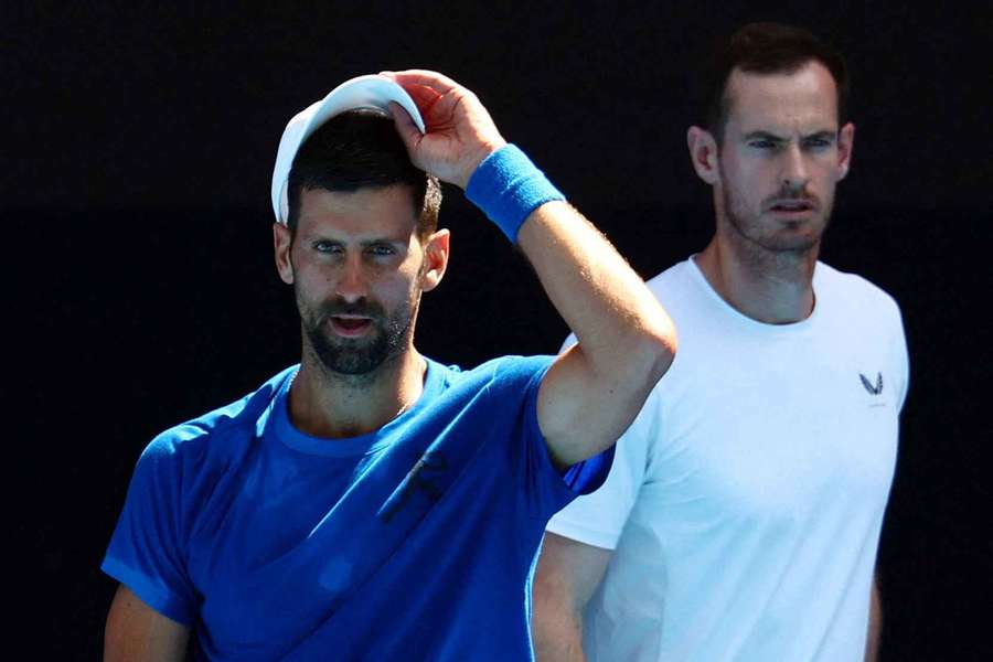 Novak Djokovic con su entrenador Andy Murray durante una sesión de entrenamiento previa al Abierto de Australia.
