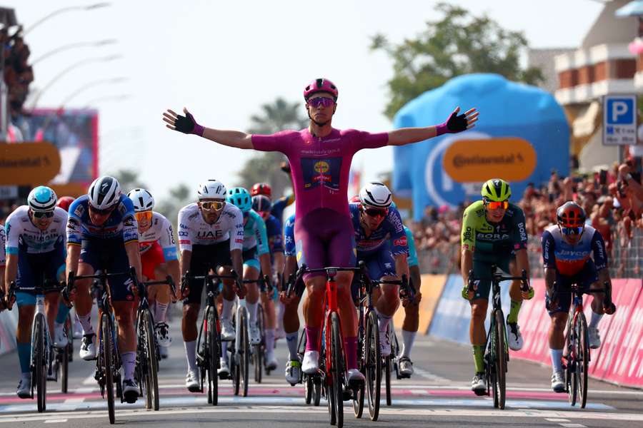 Jonathan Milan venceu 11.ª etapa do Giro