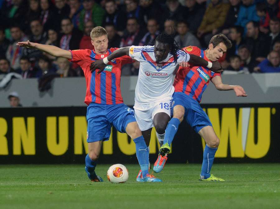 L'attaquant français de Lyon Bafétimbi Gomis est pressé par le défenseur de Plzeň Václav Procházka et le milieu de terrain Tomáš Hořava lors du huitième de finale retour de Ligue Europa entre le Viktoria Plzeň et l'Olympique Lyonnais, le 20 mars 2014 à Plzeň, en République tchèque. L'attaquant français de Lyon Bafétimbi Gomis est pressé par le défenseur de Plzeň Václav Procházka et le milieu de terrain Tomáš Hořava lors du huitième de finale retour de Ligue Europa entre le Viktoria Plzeň et l'Olympique Lyonnais, le 20 mars 2014 à Plzeň, en République tchèque.