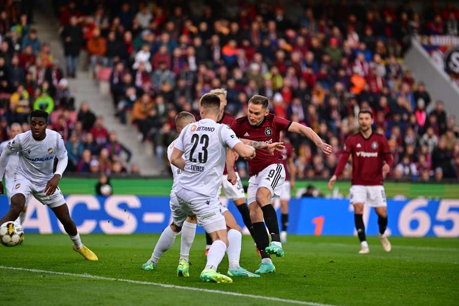 Jan Kuchta na konci prvního poločasu vyrovnal na 1:1.