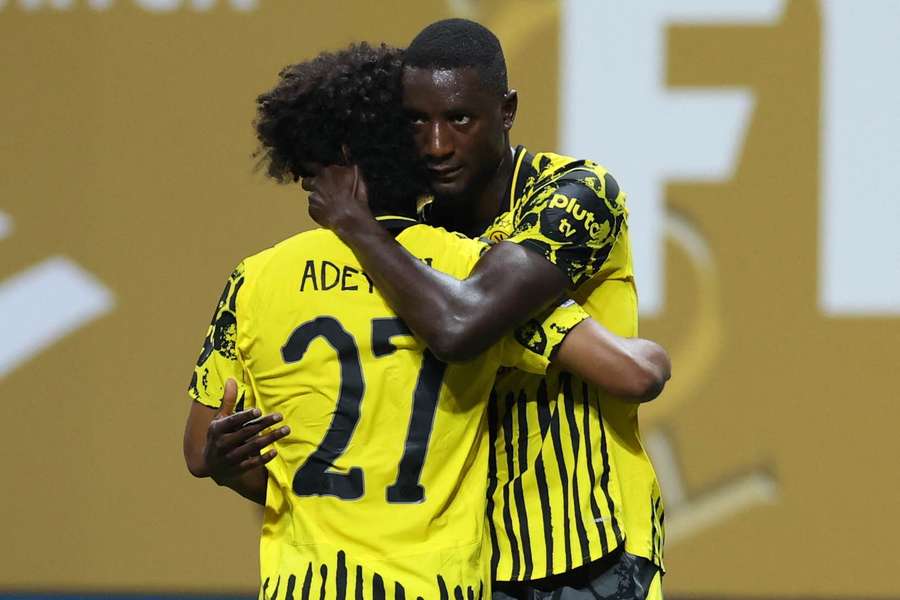 Guirassy é abraçado por Adeyemi no Mercedes-Benz Stadium, em Atlanta