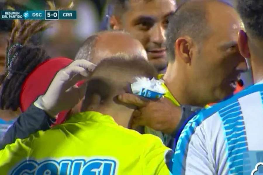 Árbitro assistente foi agredido com um objeto no jogo entre Defensor Sporting e Cerro