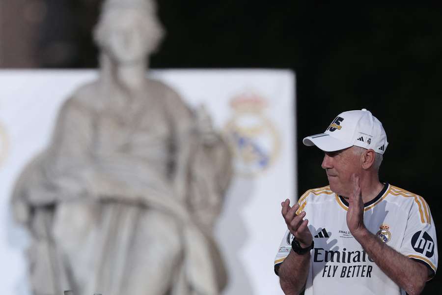 Carlo Ancelotti festeggia con la Cibeles la 15esima Coppa dei Campioni del Real Madrid