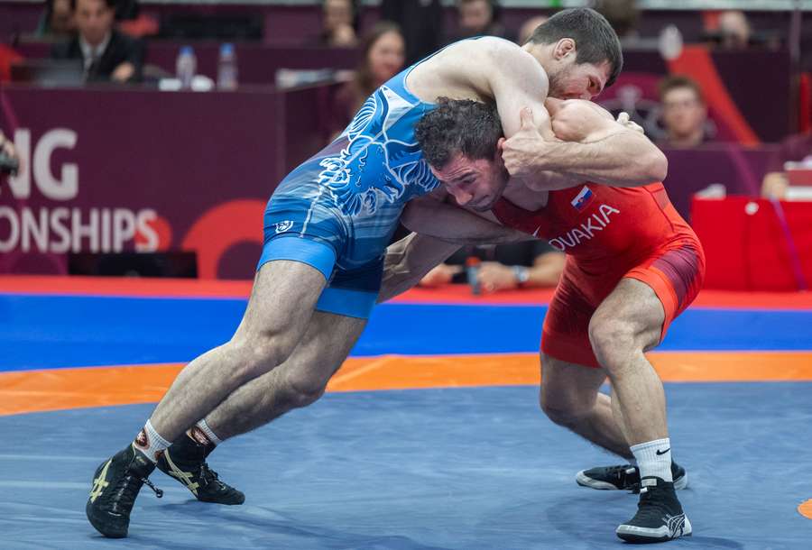 Salkakazanov (vpravo) a Kuramagomedov v zápase o 3. miesto.
