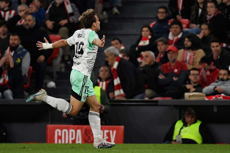 Ibáñez celebra su gol en San Mamés.