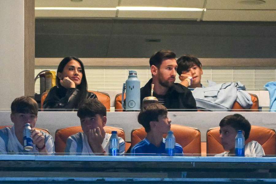 Lionel Messi viu o amistoso de um camarote no Hard Rock Stadium Lionel Messi viu o amistoso de um camarote no Hard Rock Stadium