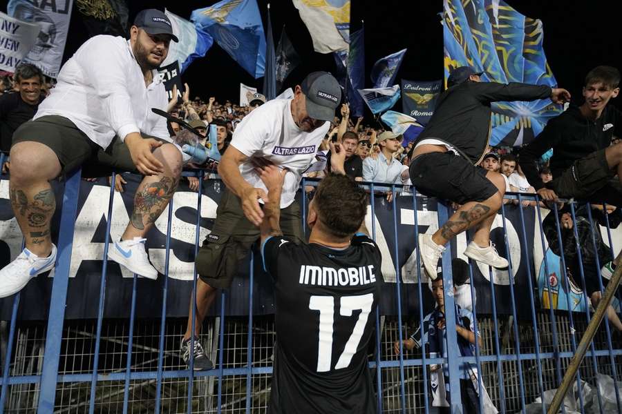 Lazio-Star Ciro Immobile feiert mit den Fans Platz zwei in der Serie A 