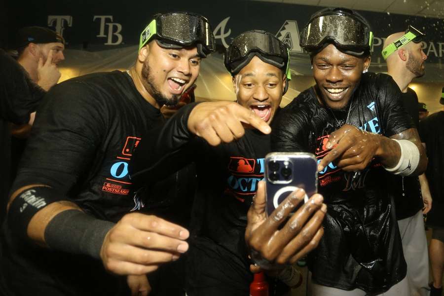 Luis Arraez, Xavier Edwards e Jazz Chisholm Jr., do Miami Marlins, comemoram após vencer o Pittsburgh e garantir vaga nos play-offs