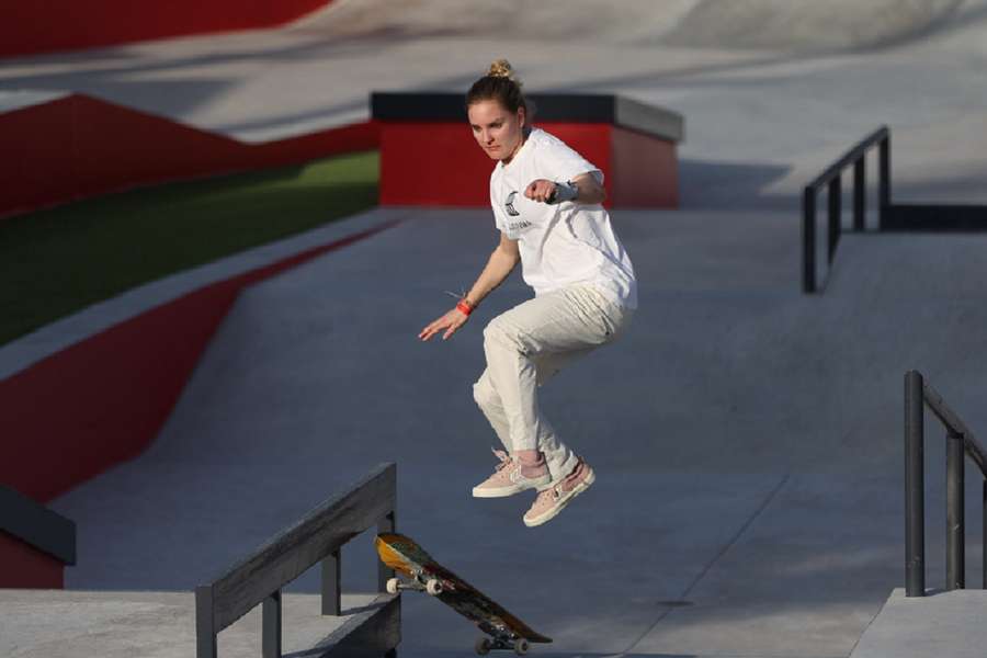 Roos Zwetsloot strandt door valpartijen in halve finales WK skateboarden