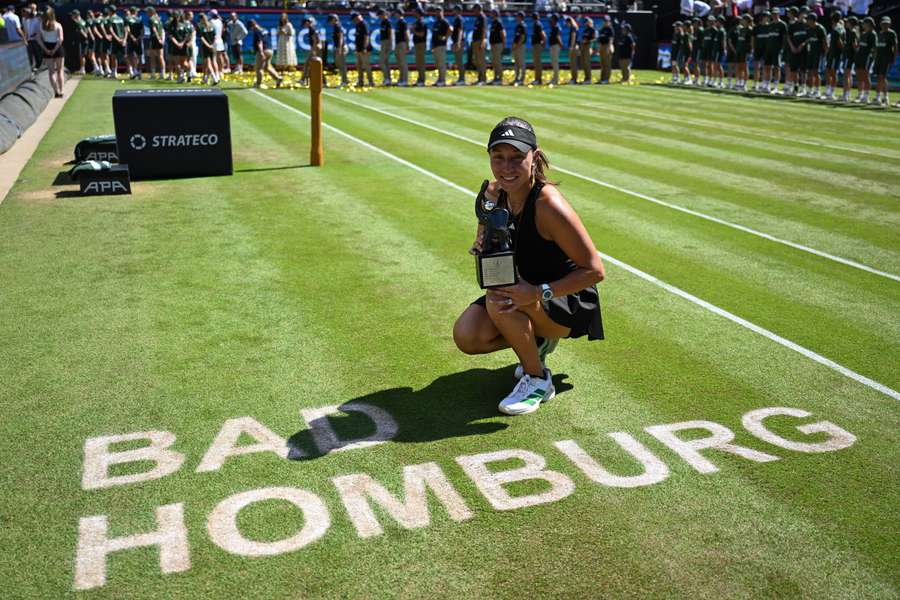 Pegula, con su trofeo al ganar en Bad Homburg