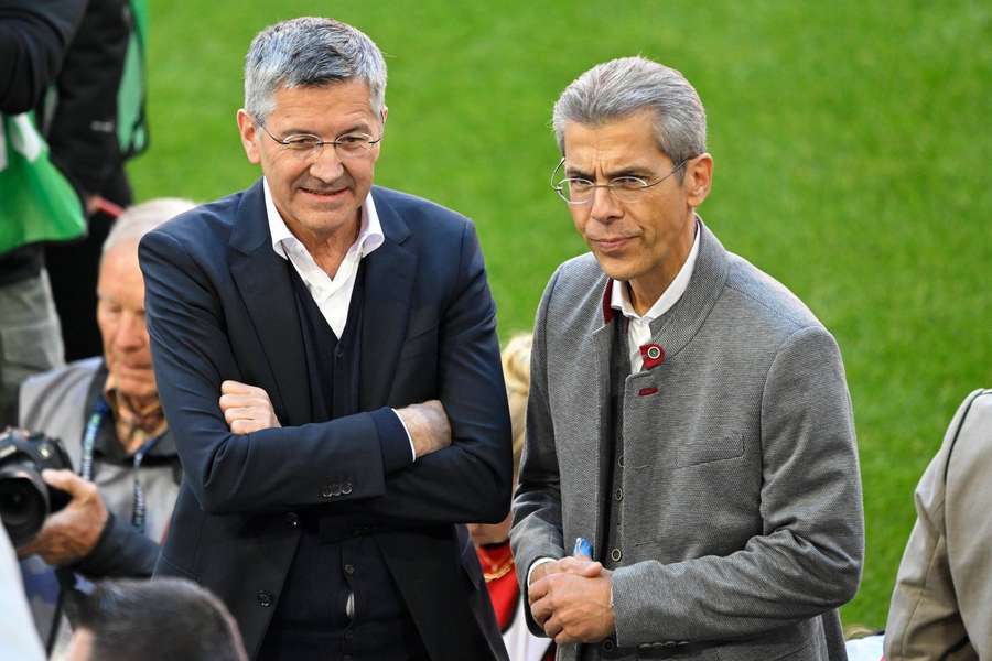Michael Diederich ao lado do presidente do Bayern, Herbert Hainer