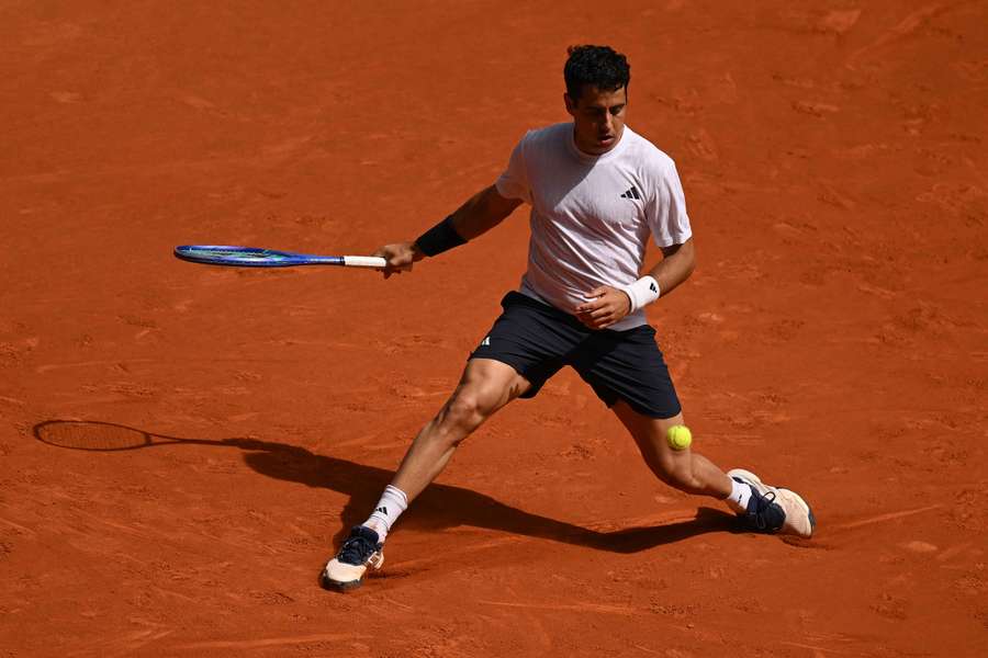 Munar se desliza sobre la tierra batida de Madrid