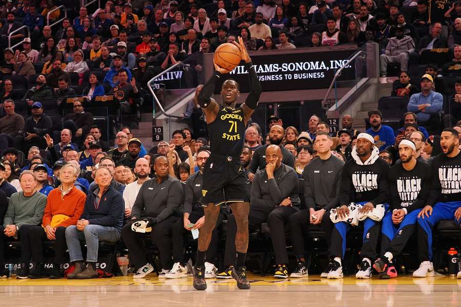 NBA-Profi Dennis Schröder versucht einen Dreier für die Golden State Warriors.