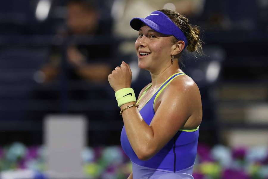 Amanda Anisimova celebrates winning her quarter-final match against Mirra Andreeva in Dubai