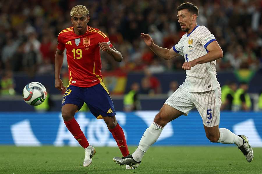 Lenglet, frente a Yamal.