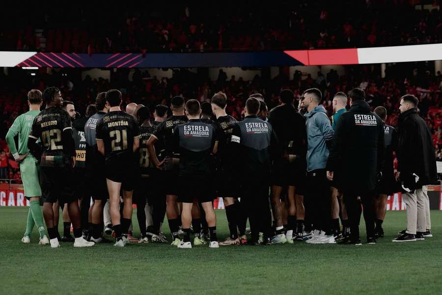 Jogadores do Estrela reunidos no relvado da Luz