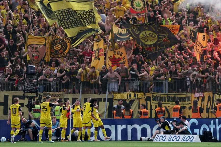 La festa dei giocatori del Borussia Dortmund