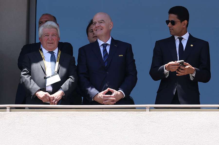 El presidente del Atlético, Enrique Cerezo, con Infantino y Al Khelaifi