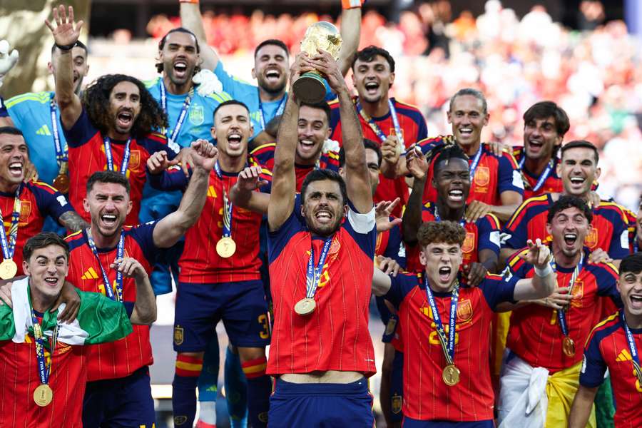 Rodri ergueu a taça da Copa do Mundo 2026 Rodri ergueu a taça da Copa do Mundo 2026