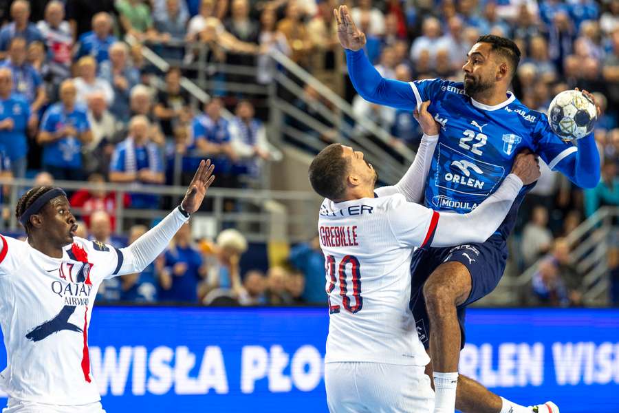 Melvyn Richardson (z prawej) i Mathieu Grebille podczas meczu EHF Champions League Men pomiędzy Orlen Wisłą Płock i Paris Saint-Germain.